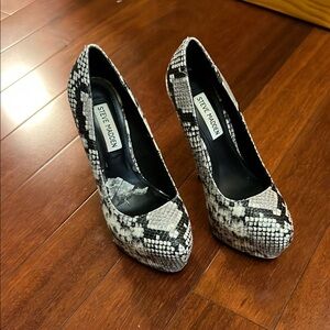 Steve Madden Black and Gray Heels with Modern Design